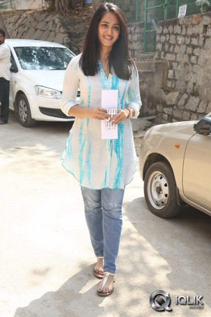 Anushka-at-Blue-Cross-Pet-Carnival-2014
